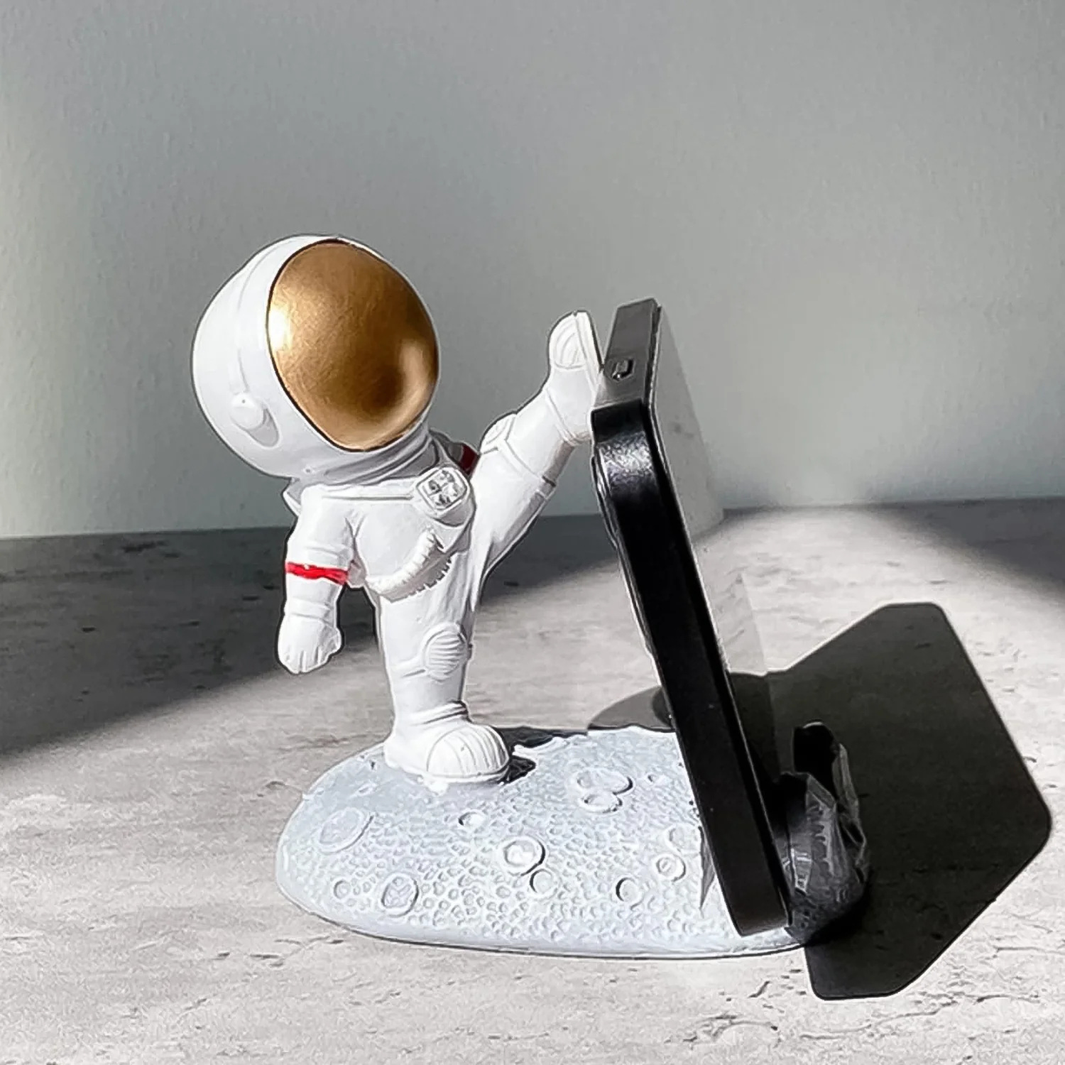 Astronaut Phone Holder – 3D Spaceman Design, Resin | PHOBIA - Image 4