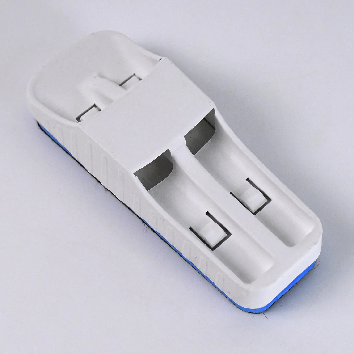 Magnetic Duster – Dual Marker Holder & Lightweight | Deskura - Image 3