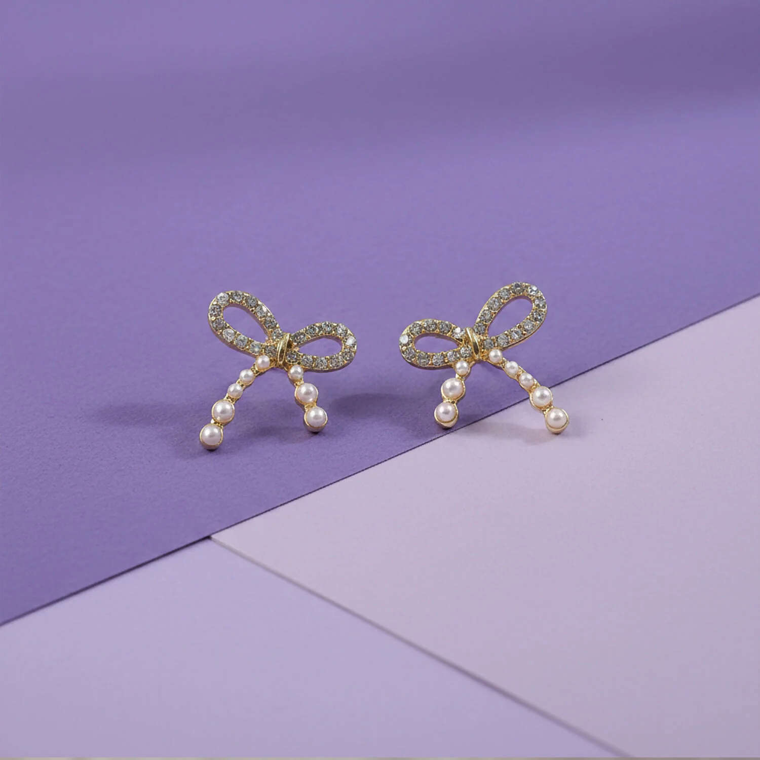 Pearl Wreath Bow Earrings – Elegant Lightweight Design - Image 3