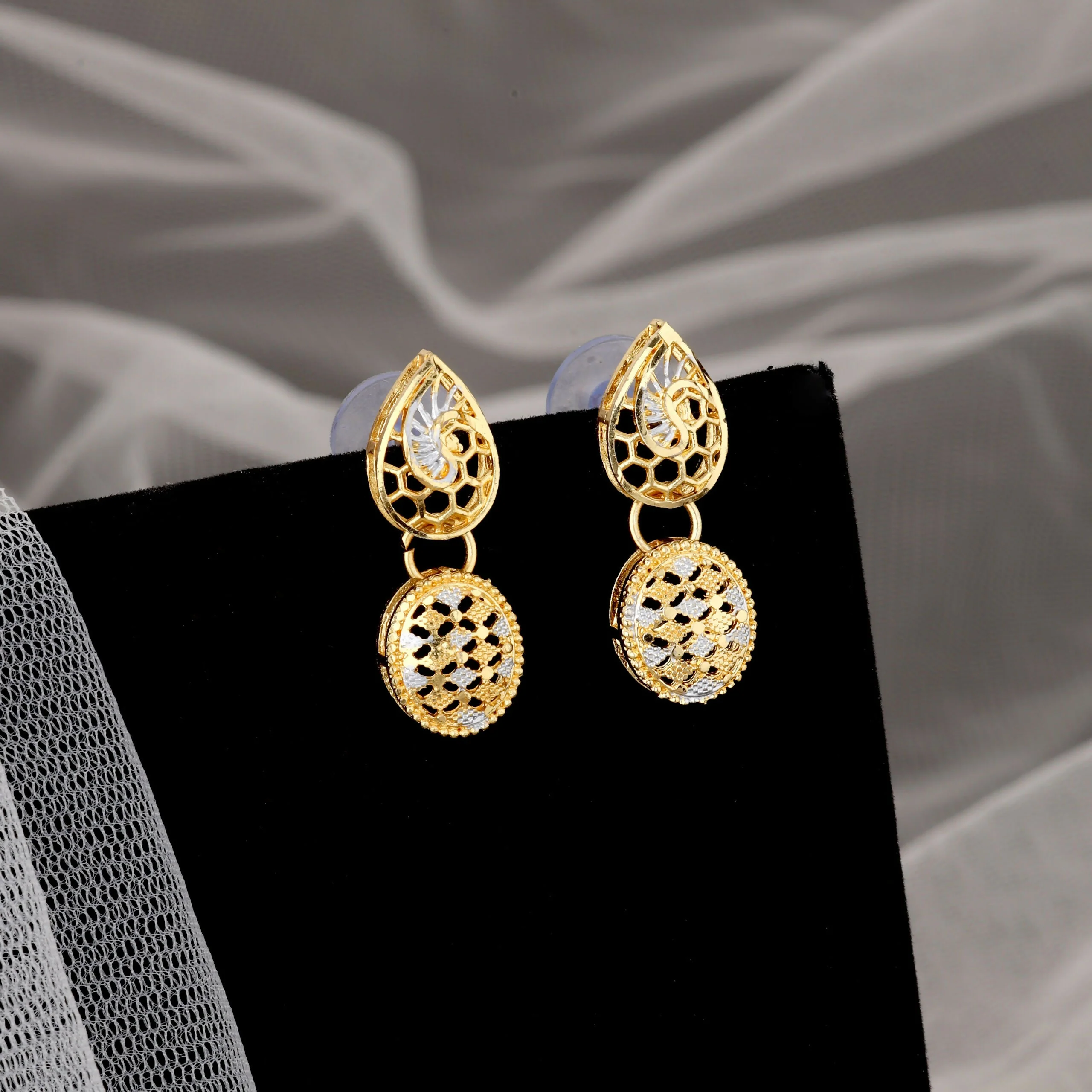 Gold Plated Geometric Pattern Necklace Set – Dual-Tone Style - Image 2
