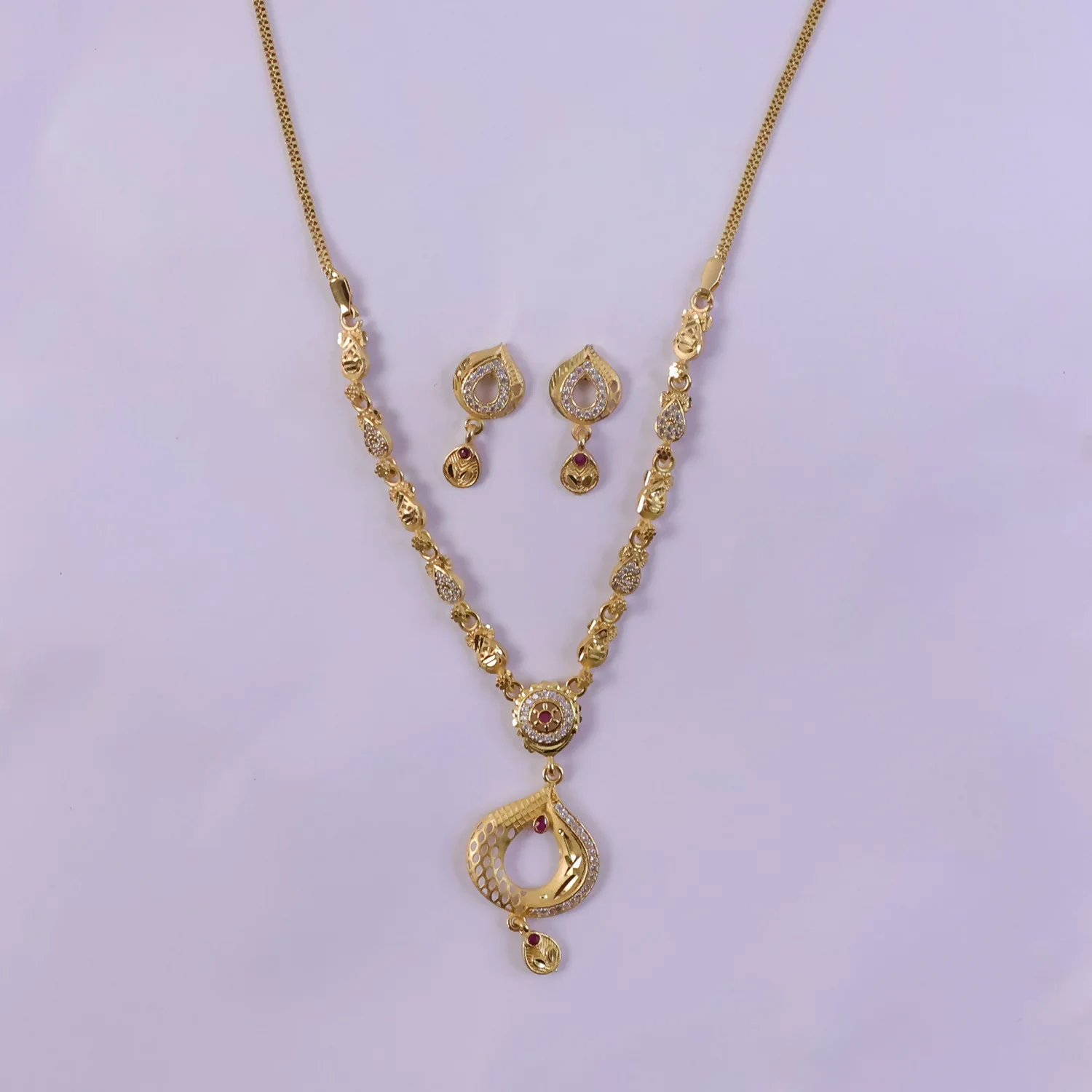 Elegant Gold-Tone Teardrop Necklace Set – Light & Luxurious Jewelry - Image 5