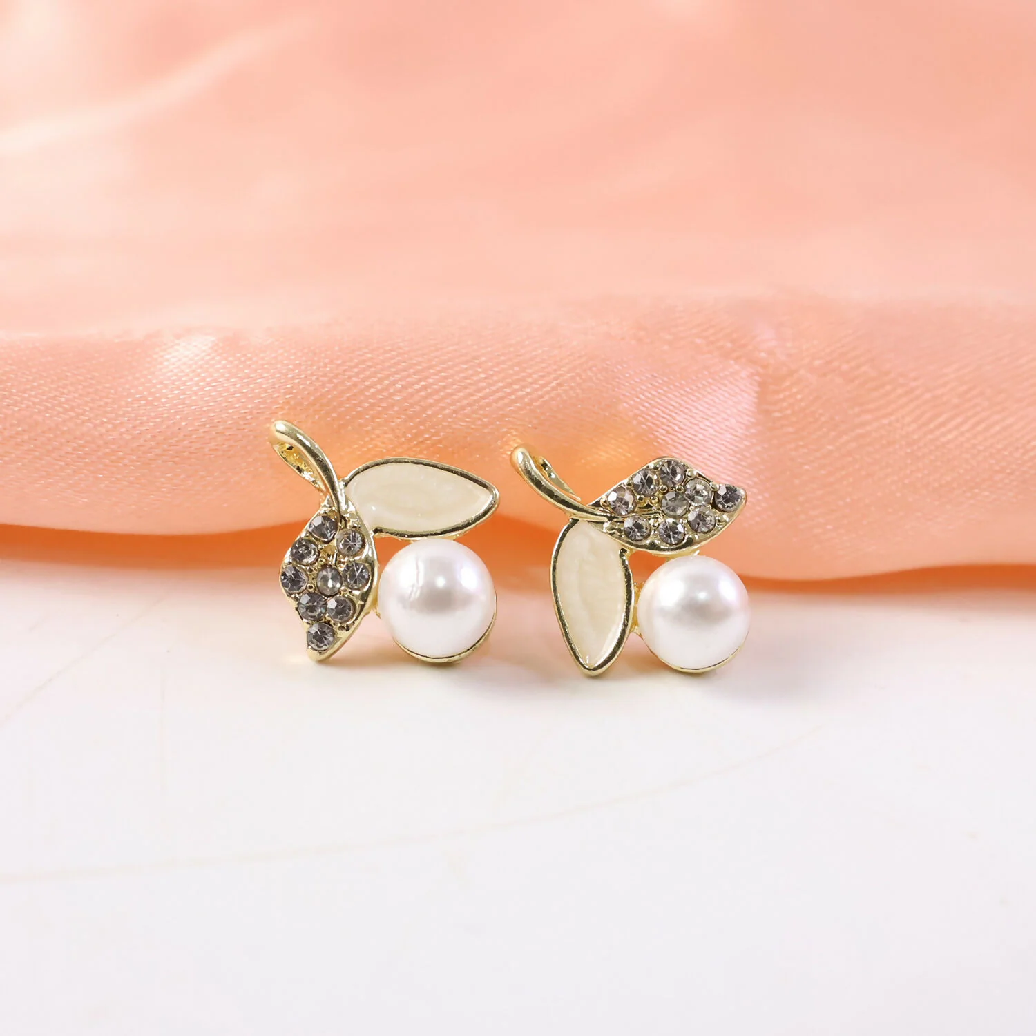 Pearl & Crystal Leaf Stud Earrings – Elegant Korean Style Jewelry - Image 2