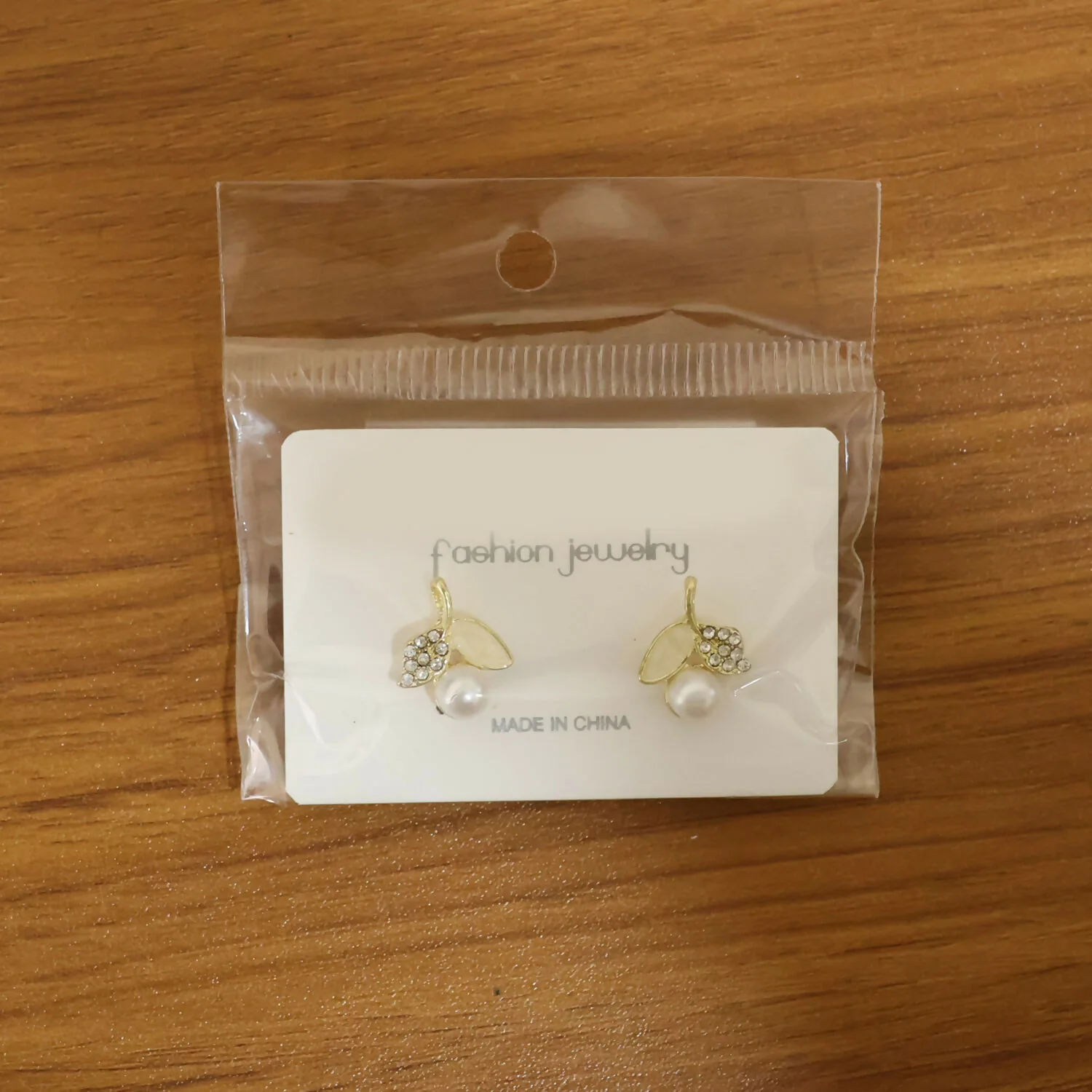 Pearl & Crystal Leaf Stud Earrings – Elegant Korean Style Jewelry - Image 6