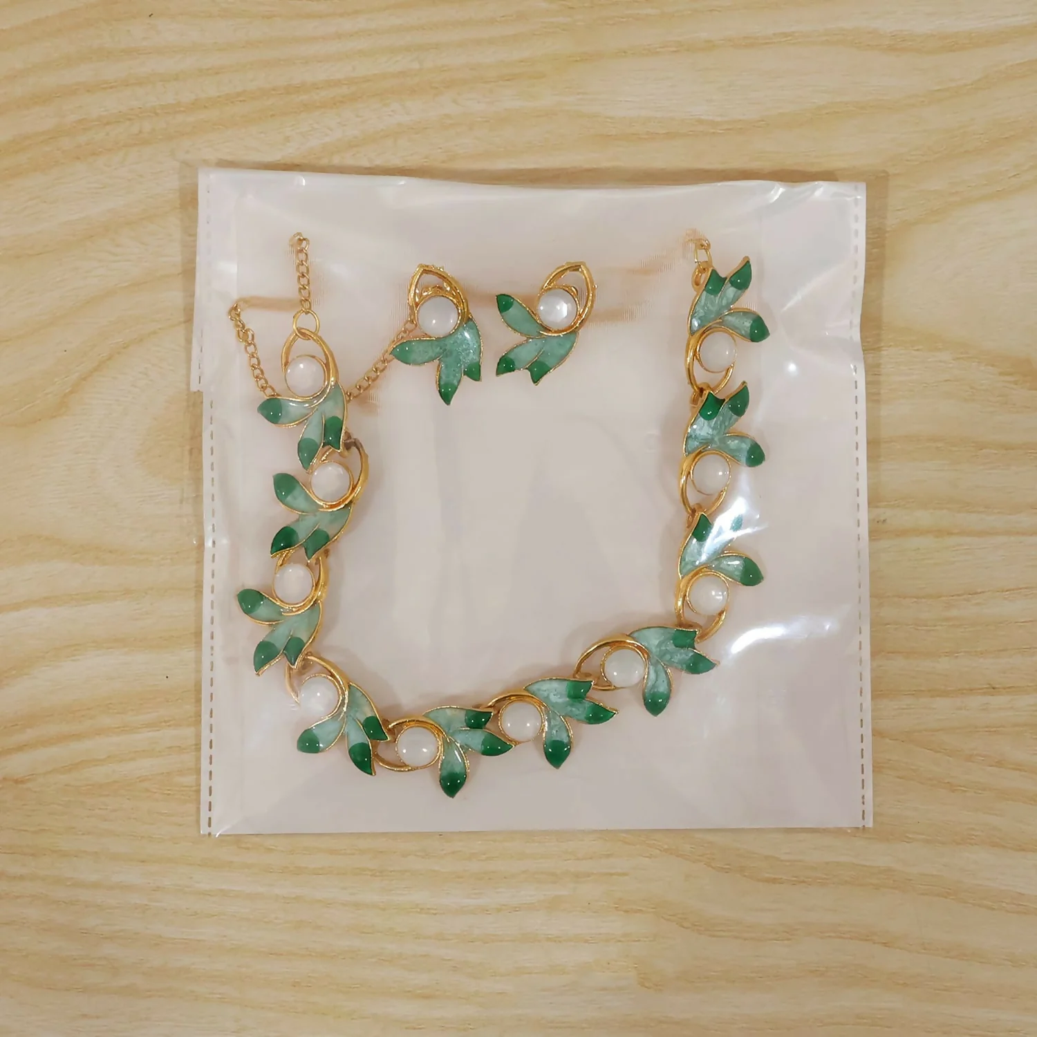 Pearl Necklace Set – Elegant Green Leaf Design & Matching Earrings - Image 6