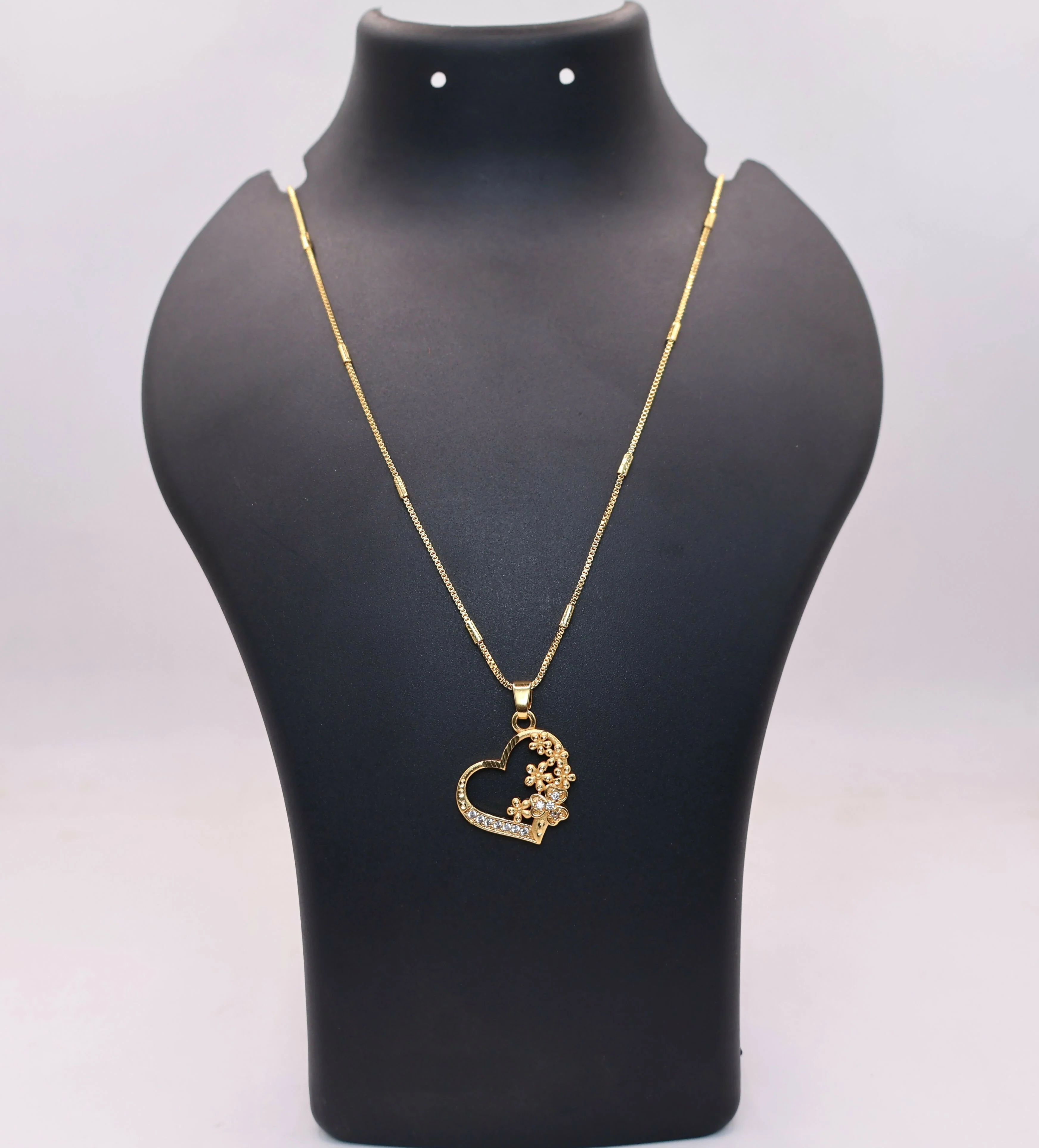 Gold-Plated Heart Pendant Necklace – Elegant Floral Design - Image 3