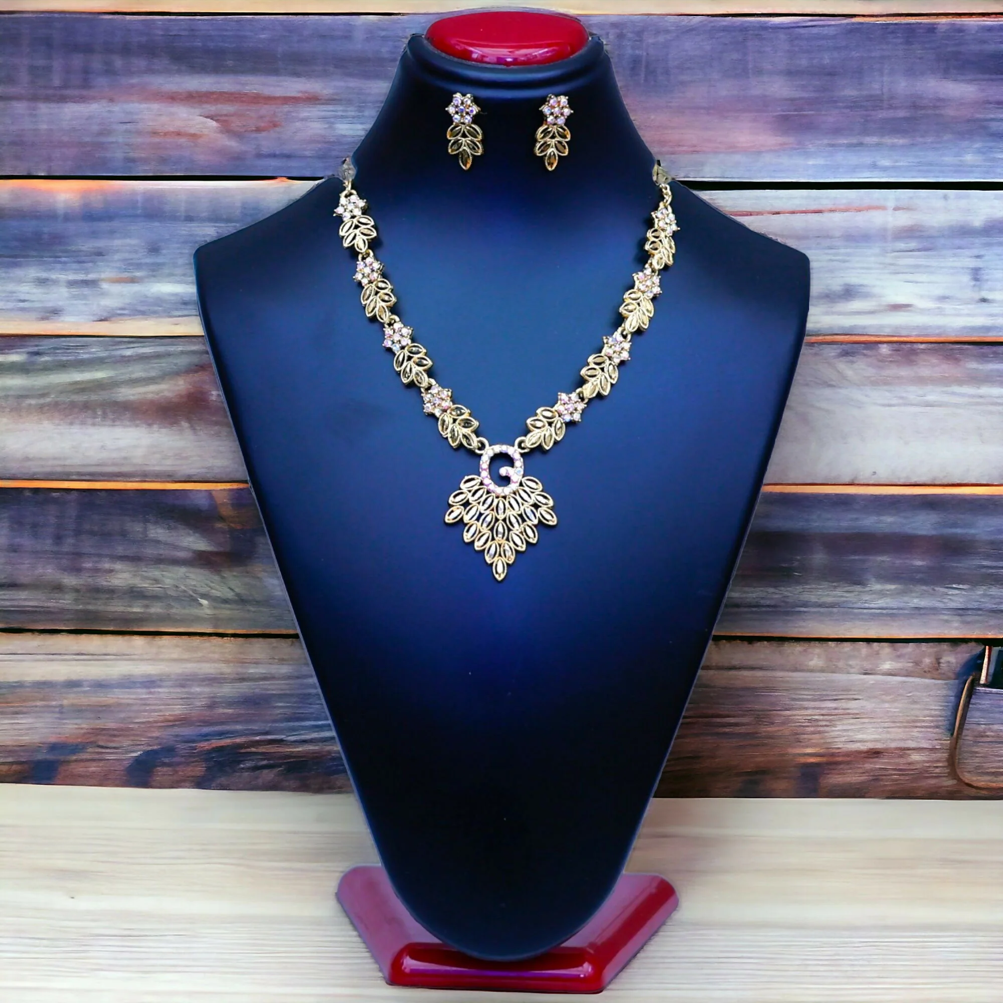 Kundan Style Leafy Necklace Set – Elegant Gold-Toned Jewelry - Image 3
