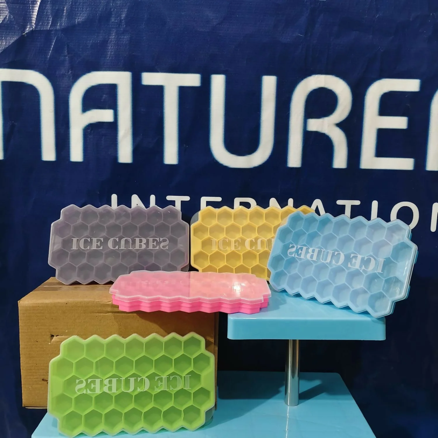 Honeycomb Ice Tray with Lid – Pack of 5 Flexible Molds - Image 7