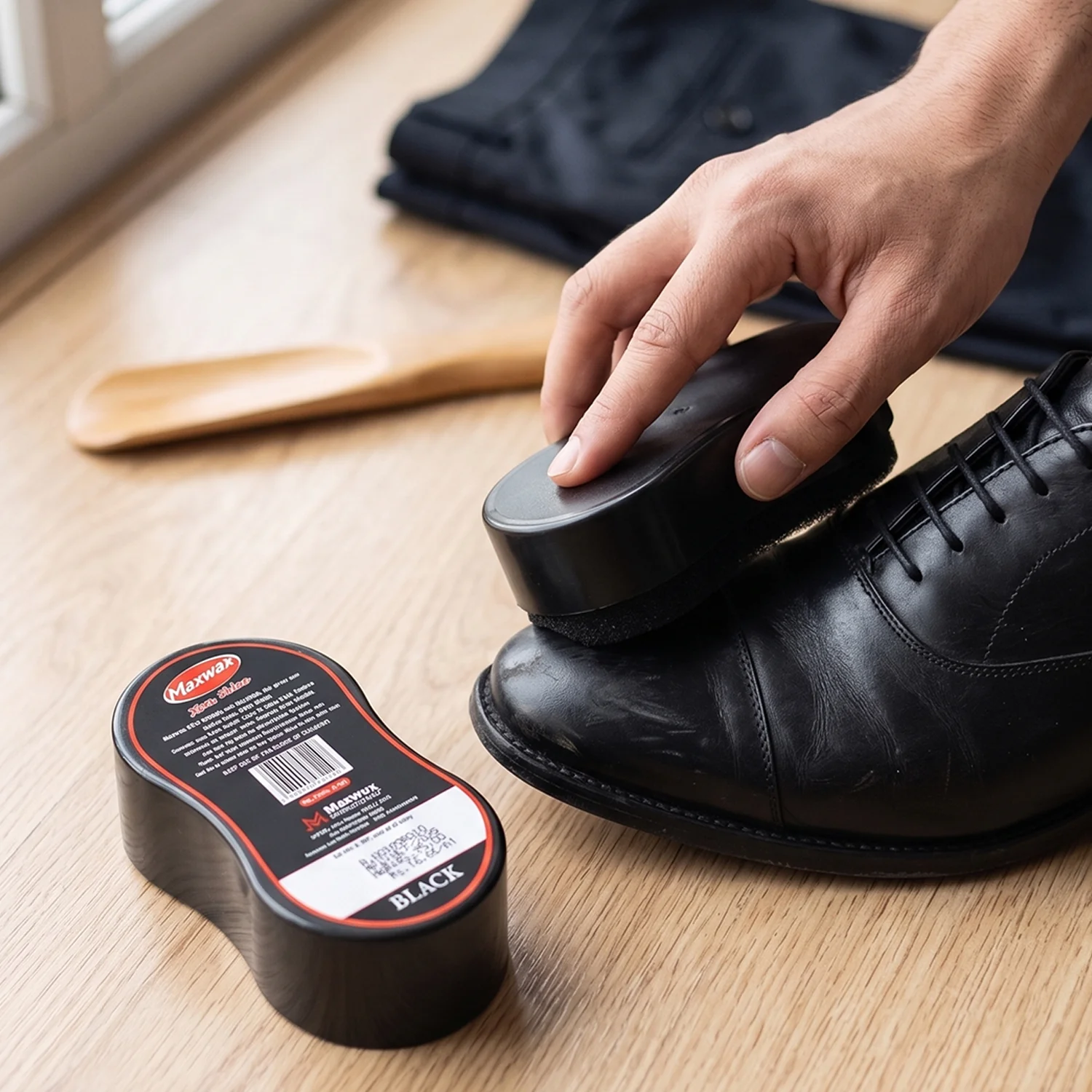 Shoe Shiner – Instant Shine with Built-in Sponge Applicator - Image 3