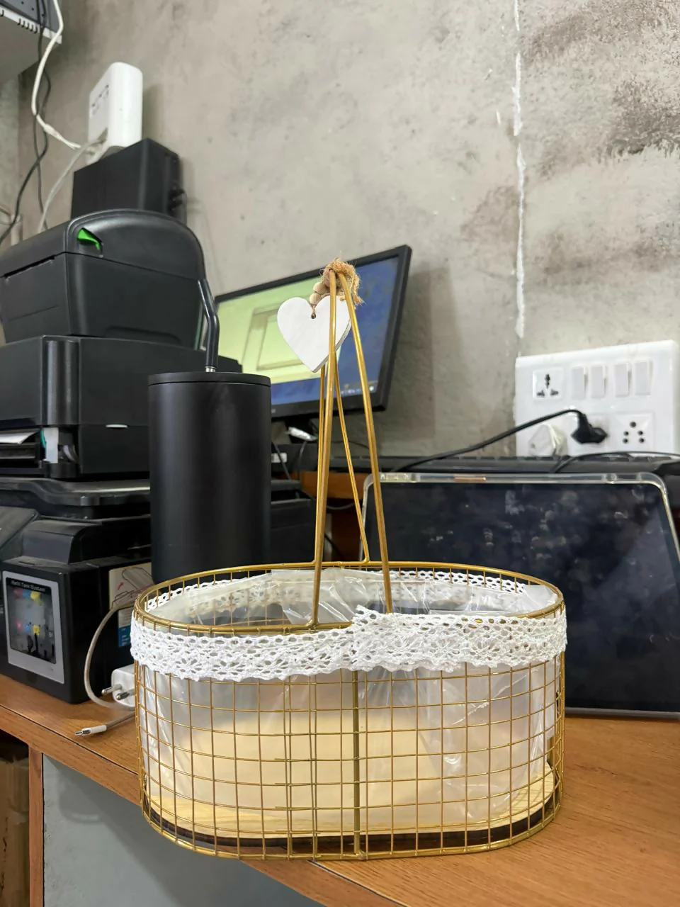 Metal Wire Storage Basket – Elegant Organisation with Handle - Image 6