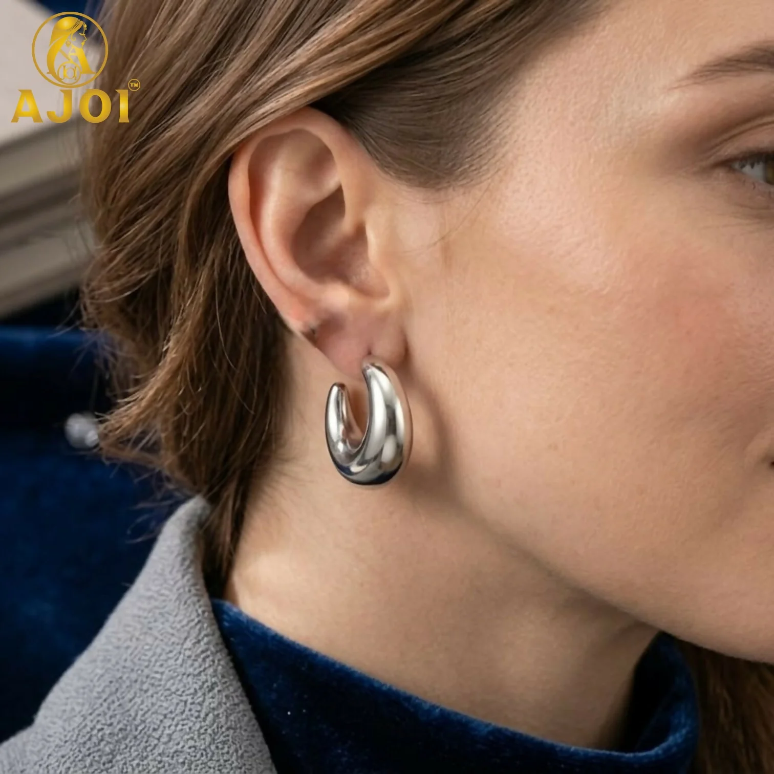 Minimal Silver Crescent Hoop Earrings – Modern Elegant Design - Image 2