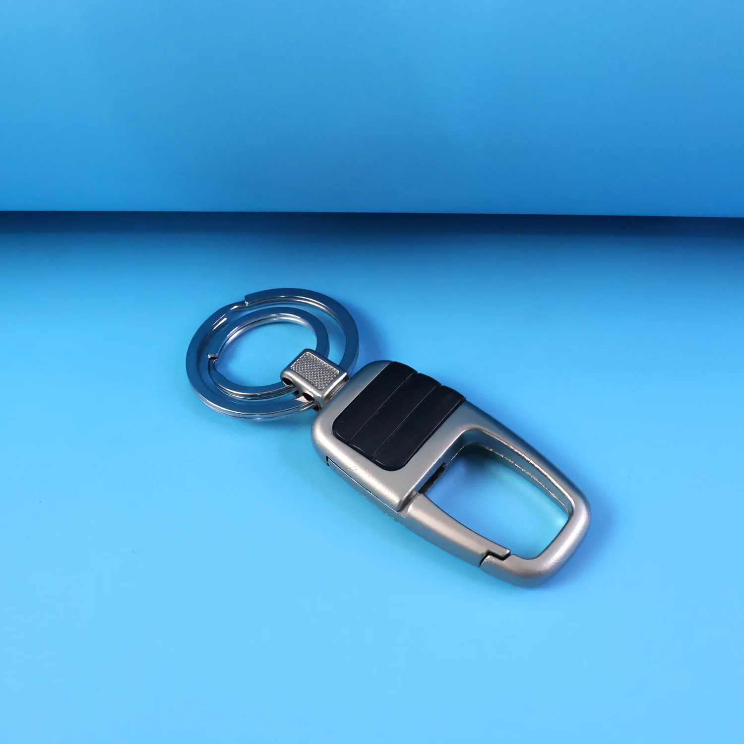 Key Holder – Heavy Duty Metal Carabiner with Secure Ring - Image 4