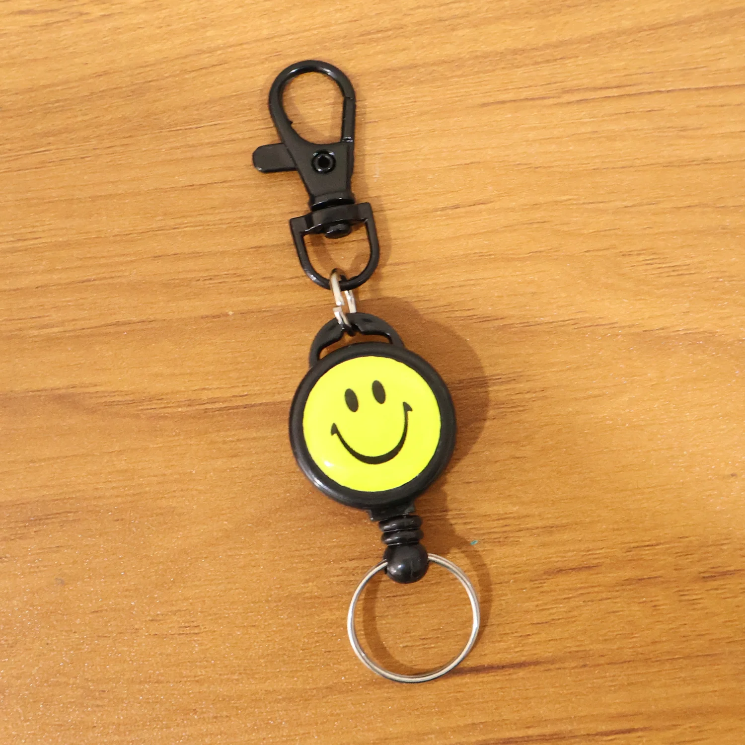 Smiley Face Retractable Keychain – Durable Heavy-Duty Clip - Image 8