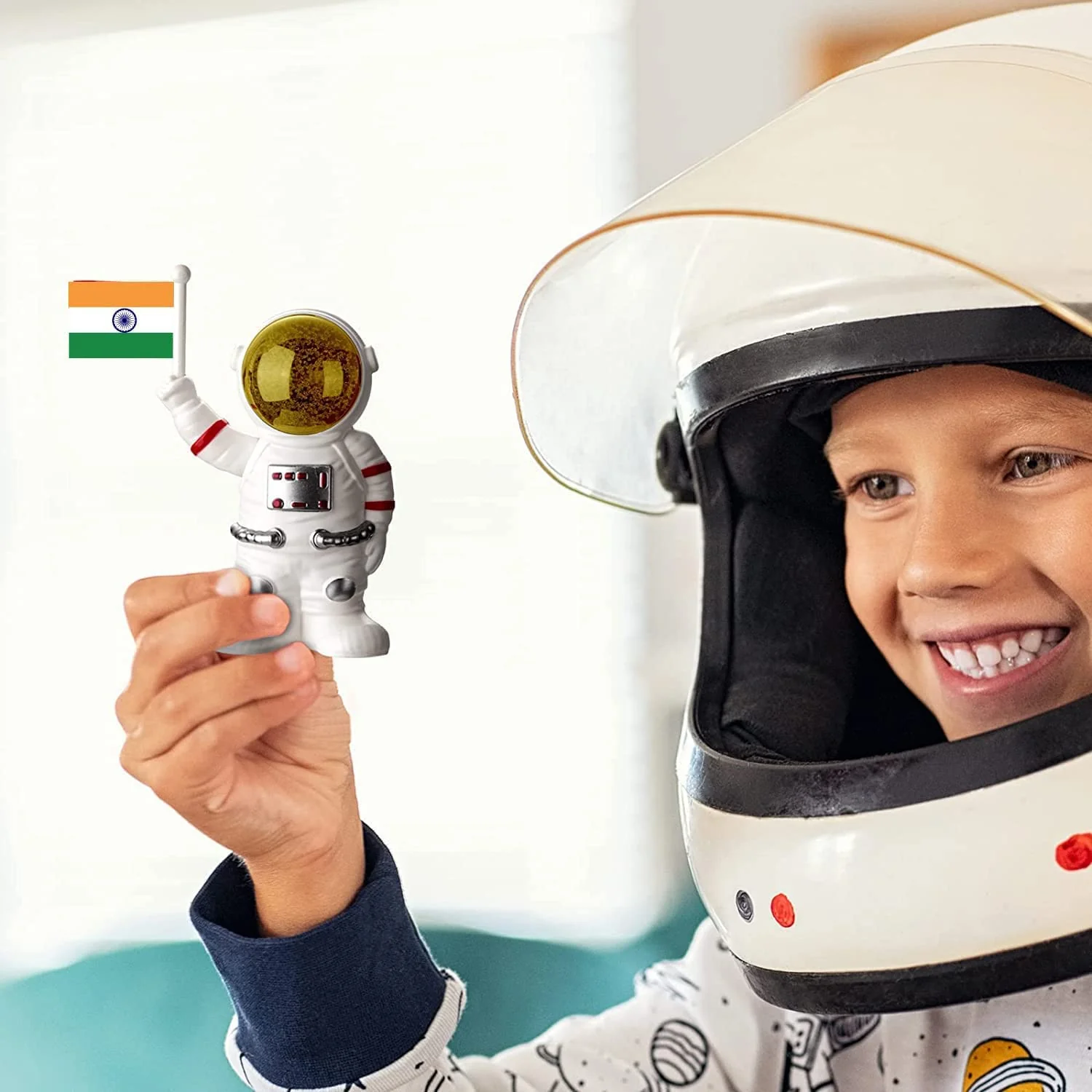 Solar Power Astronaut Ornament – Indian Flag Car Dashboard Décor - Image 4