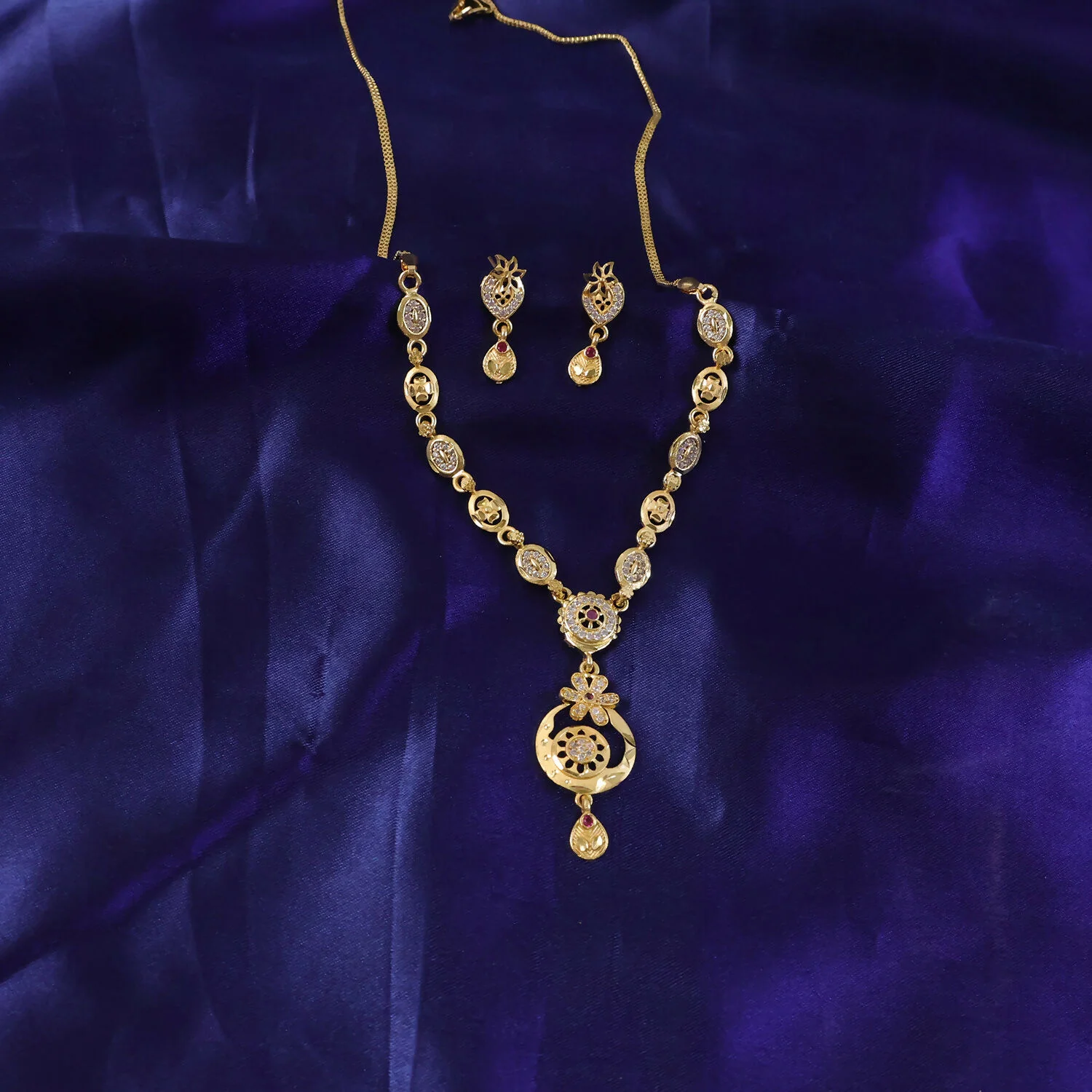 Jewellery – Elegant Gold-Tone Circular Pendant Set for Special Occasions - Image 3