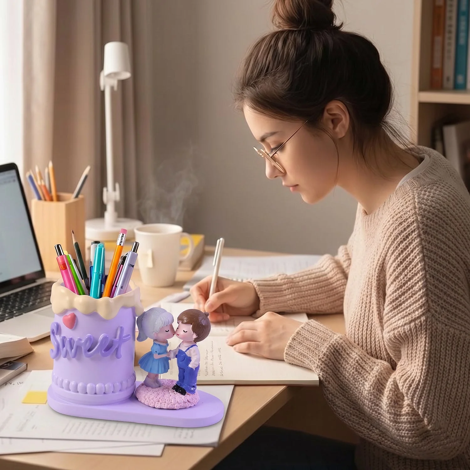 Cute Couple Pen Holder – Adorable Resin Desk Organizer & Showpiece - Image 8